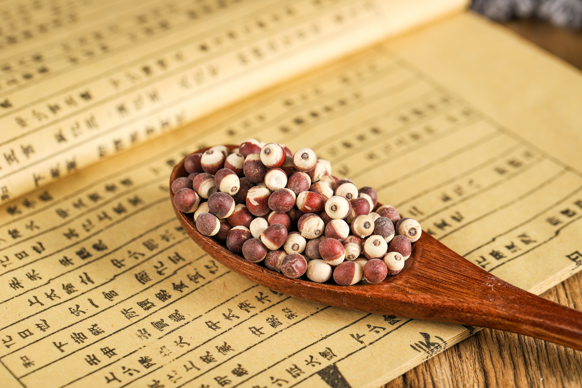 Differentiating Huanglian and Hulian: Similarities and Differences in Chinese Herbal Medicine Use