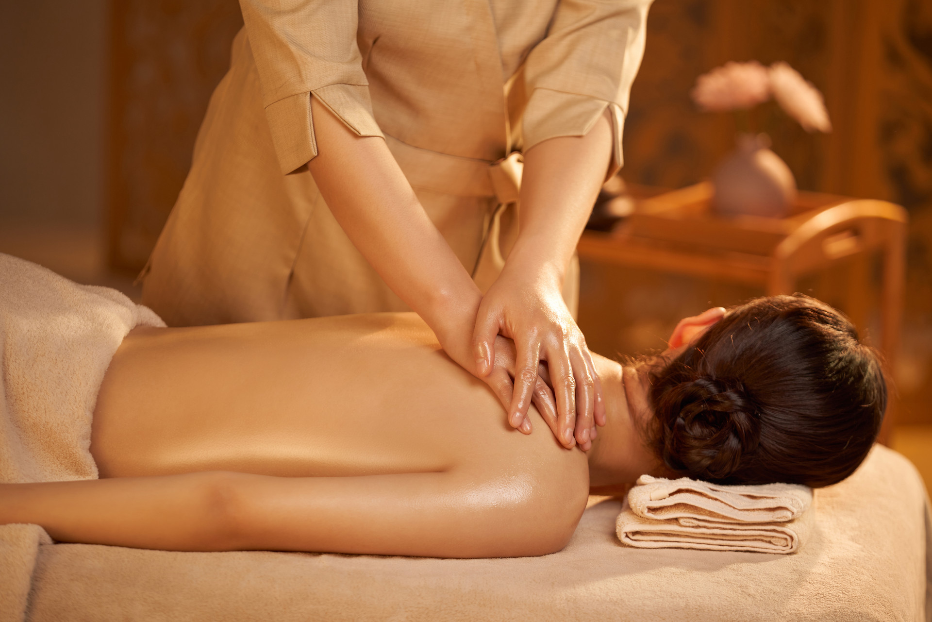 Massaging Tian Chong Acupoint: A Remedy for Gum Pain and Headaches